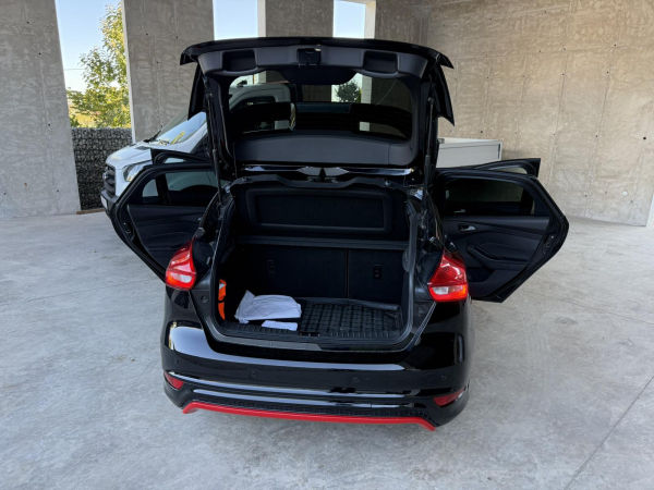 Ford Focus ST-Line Red Black